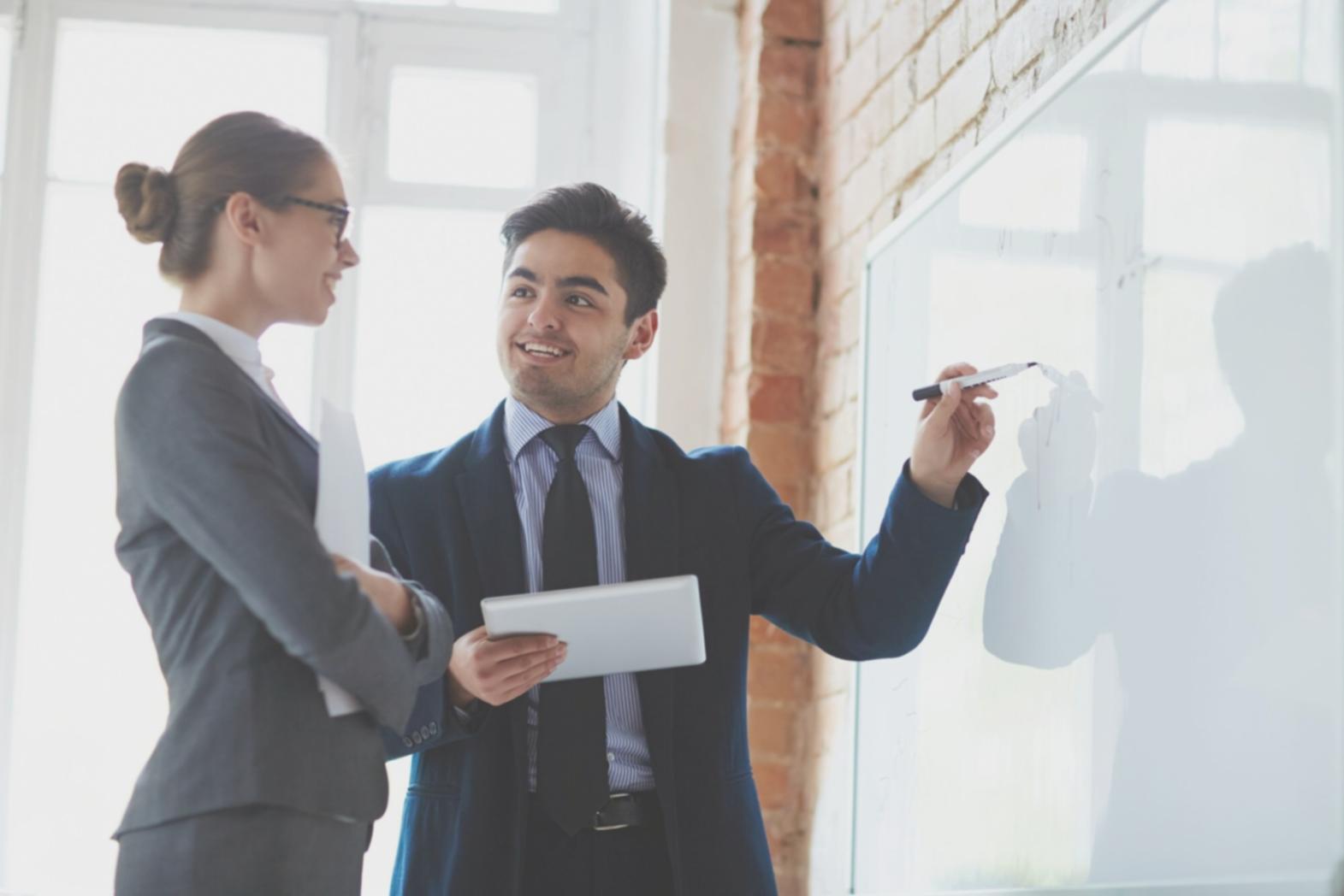 Profesionales trabajando en estrategias financieras empresariales